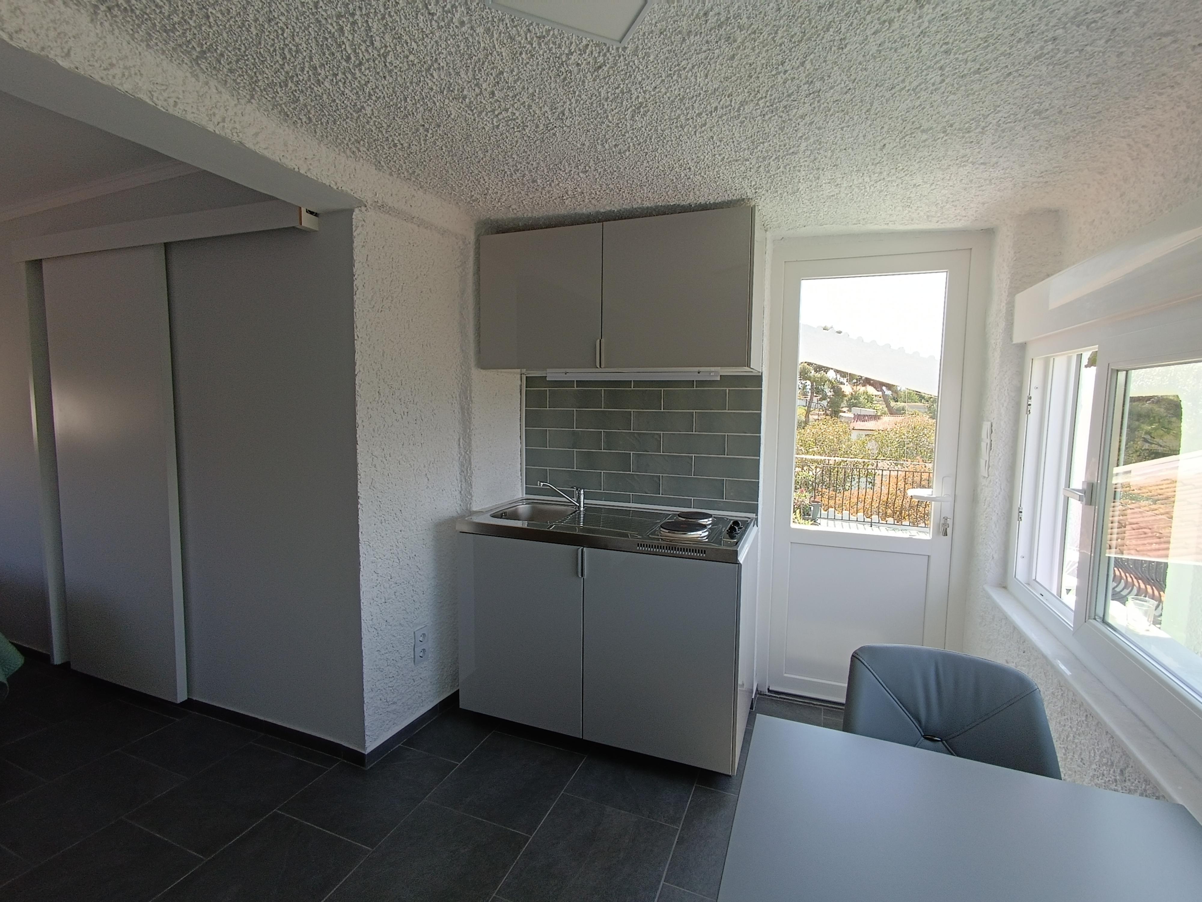 Kitchenette met koelkast
